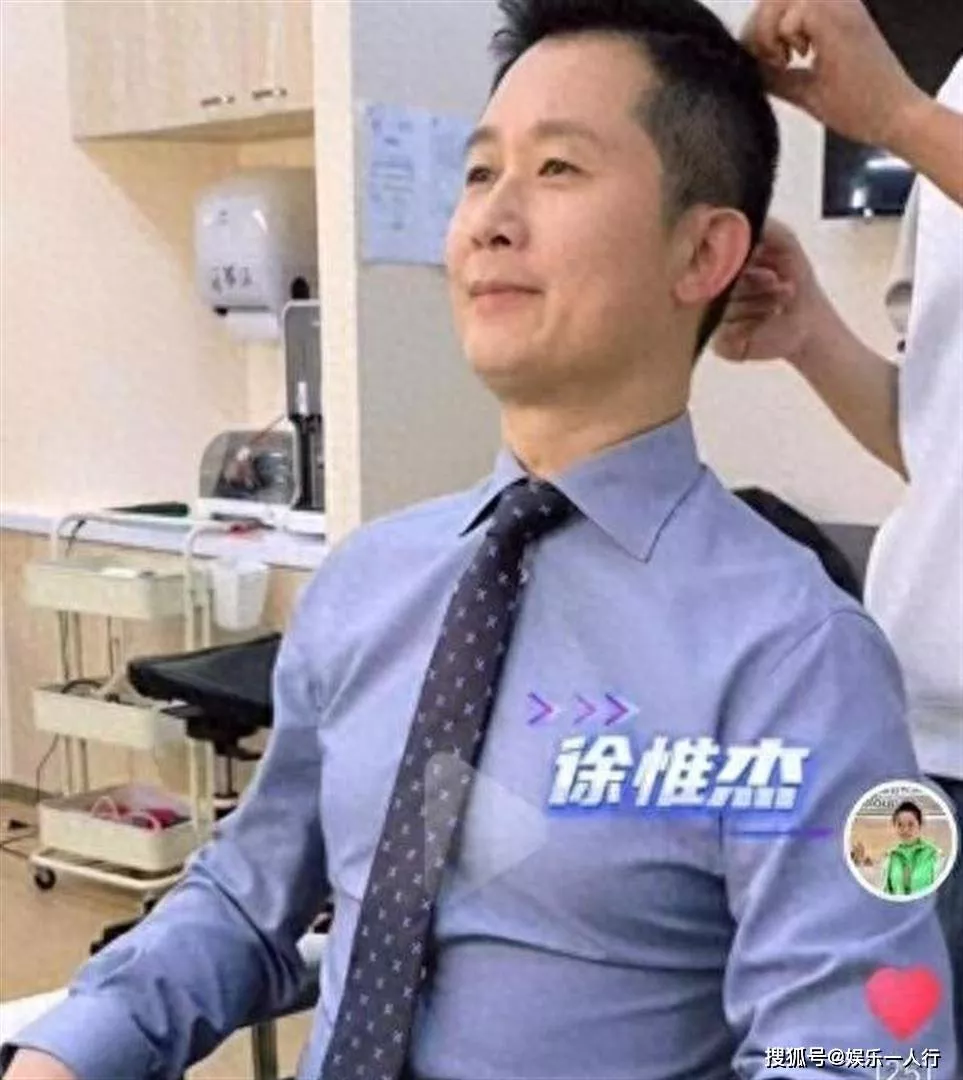 27岁红到砸了金饭碗跑路英国,十年后他坐同位置,徐惟杰图什么