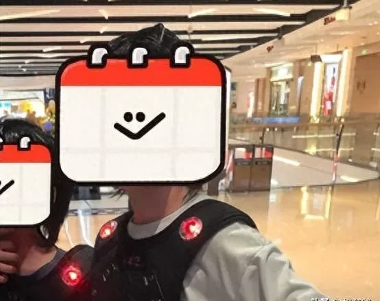 杨颖素颜陪儿子玩CS！9岁小海绵长胖了留狼尾