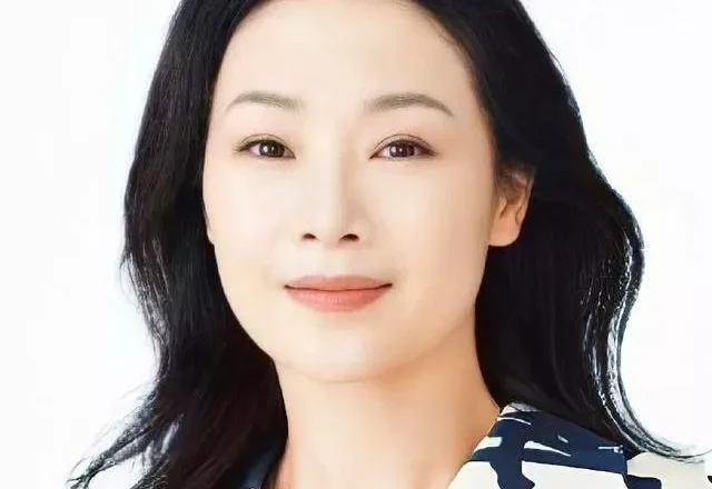 她被誉为军中花仙子,上过15次春晚,男友患癌离世