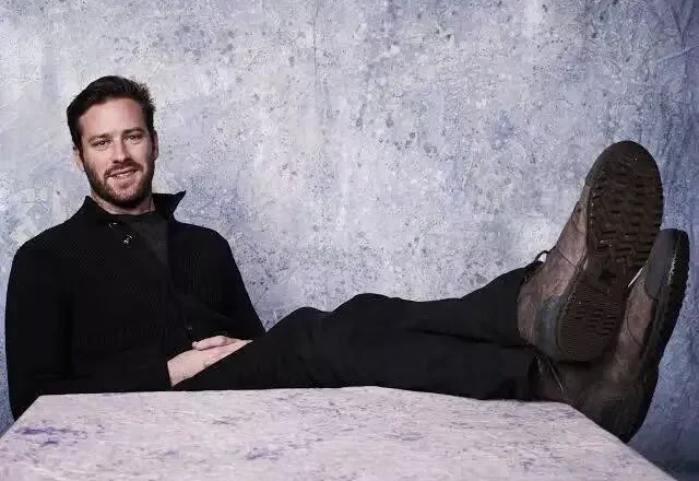 Armie Hammer 坦言没钱,曾祖父把钱都捐了,自己继承不到！