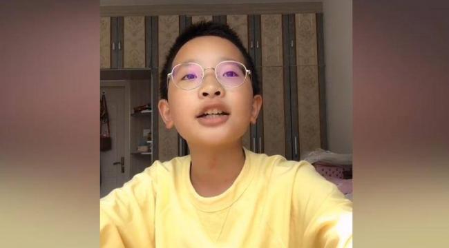 19岁百万粉丝网红钟美美被波士顿大学录取