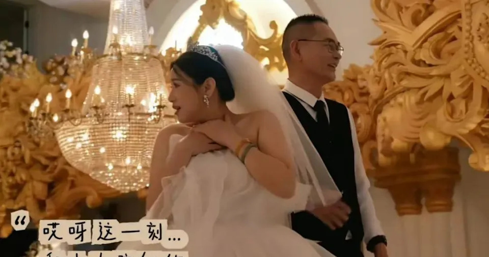 中國廣東廣州一對鄧姓兄妹為父母補辦婚宴,場面動人。(圖/翻攝微博)