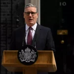 英国政坛震荡！斯塔默哽咽宣布辞职