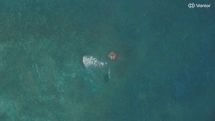 卫星图像显示了位于斯卡伯勒浅滩入口处的平台。