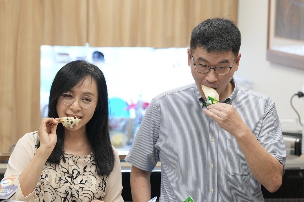民进党立委陈莹(左)22日下午举行记者会,邀请陆委会副主委梁文杰(右)品尝台东特... 民进党立委陈莹(左)22日下午举行记者会,邀请陆委会副主委梁文杰(右)品尝台东特...