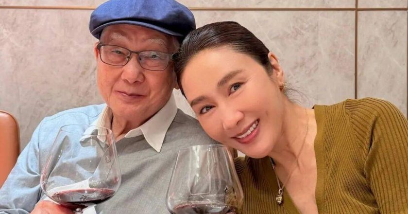 黎姿退圈多年仍是孝顺女 父亲节陪爸食中菜 三代亲情画面惹人羡
