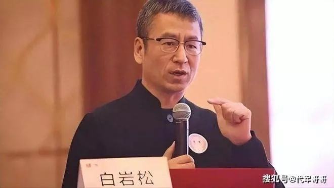 57岁白岩松29年前娶朱宏钧生下一子,如今满头白发让人心疼