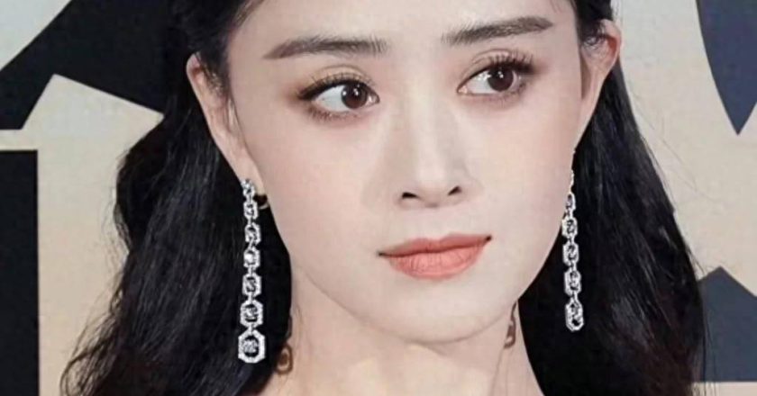蒋欣近况曝光，生图下脸垮皮松皮肤白到发光，双腿瘦成皮包骨