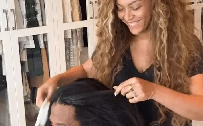 碧昂丝给 Jay-Z 梳头夫妻感情很好