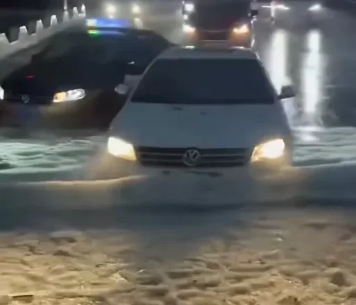 河北宽城突发暴雨冰雹，“人都不敢出门” 当地
