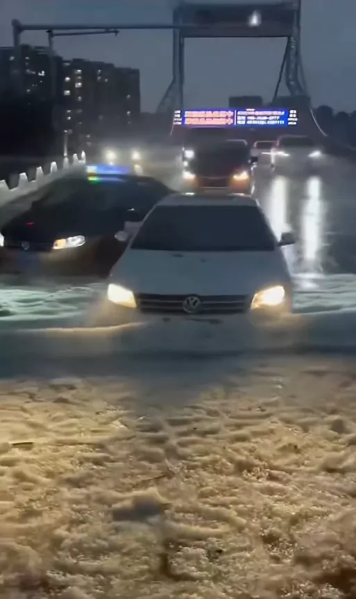 河北宽城突发暴雨冰雹，“人都不敢出门” 当地