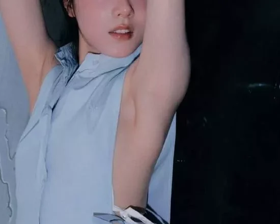 童星赵今麦晒出侧边镂空衬衫 清爽少女感与性感拿捏