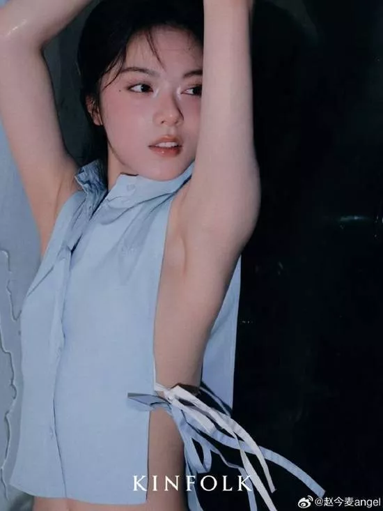 童星赵今麦晒出侧边镂空衬衫 清爽少女感与性感拿捏