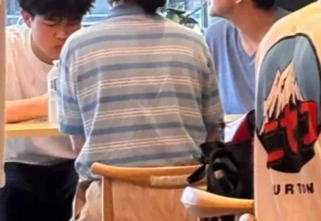 胡可夫妇飞伦敦看儿子,沙溢才48岁秃头了,不做形象管理像老头