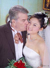 凤凰卫视美女记者嫁大30岁美军少将 如今怎样