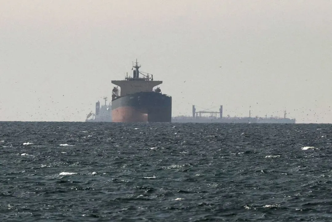 3月11日，货船从靠近阿曼穆桑达姆政府边境的拉斯海玛北部可见。