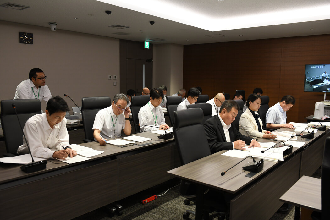 川田坐在八幡市政府的议会厅内。在日本政府中，女性依然凤毛麟角：截至去年，在日本1720名地方市镇领导人中，女性占比不到4%。