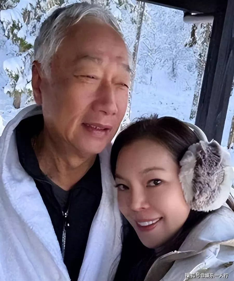 刚拿5.7亿股票, 51岁备孕四胎,曾馨莹把豪门剧本玩明白了