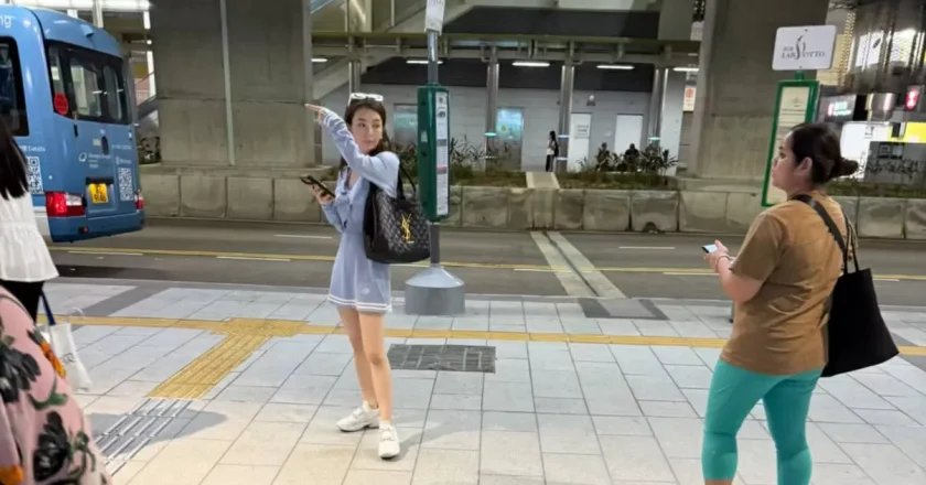 方媛带俩女儿逛街，被指又土又矮不漂亮