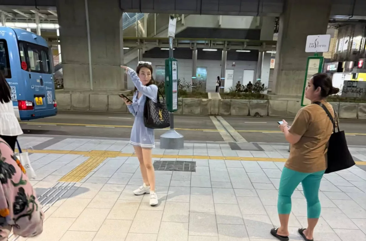 方媛带俩女儿逛街，被指又土又矮不漂亮