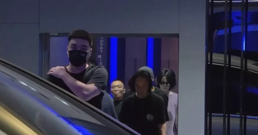 王菲谢霆锋十指紧扣离秦,这打扮是大妈还是松弛感?