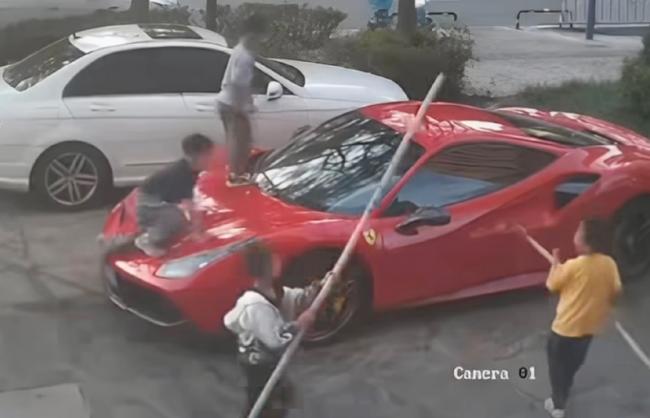 中国4屁孩把法拉利当滑梯玩 家长看维修单脸绿了