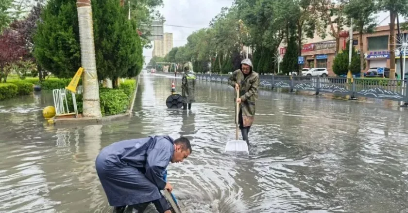 国内最大沙漠发洪水，这世界越来越“古怪”
