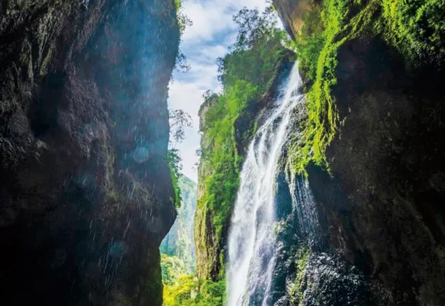 网红峡谷5人溺亡，“涨水后几乎没有撤退空间”