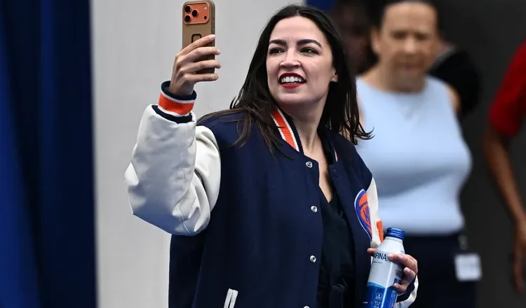AOC开第一枪!轰苹果涨价太离谱 喊拆分公司