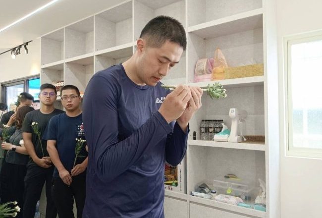 影/宜兰消防守护犬「巴德利」告别式 队员泪眼送别:一路好走
