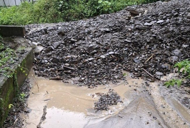 暴雨袭山区道路坍方中断 南投仁爱乡紧急宣布下午停班课