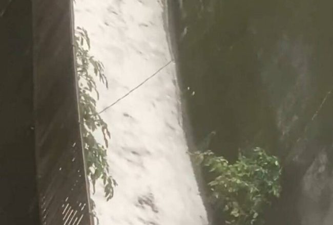 影/民众拍下基隆碇内基隆河大量泡沫污染滚滚流 直呼:太扯了