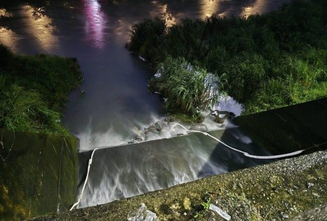 基隆碇内基隆河再爆大量不明泡沫 疑大雨偷排停抽自来水追污染源