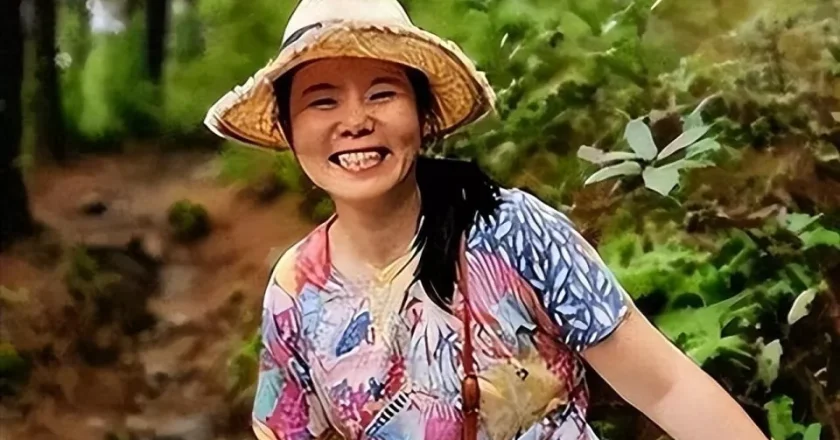 50岁龚琳娜现状:离婚后在云南独居,自己潇洒