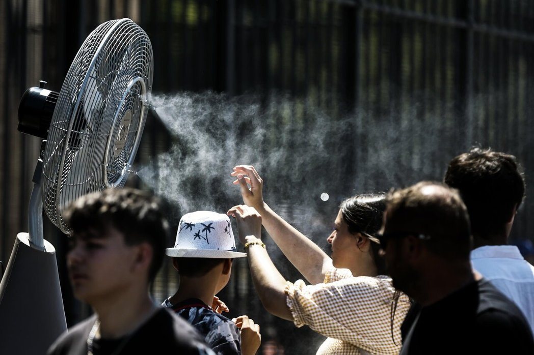 欧洲近日笼罩在热浪之中,图为8日义大利游客在高温下参观罗马竞技场。(欧新社) 欧洲近日笼罩在热浪之中,图为8日义大利游客在高温下参观罗马竞技场。(欧新社)