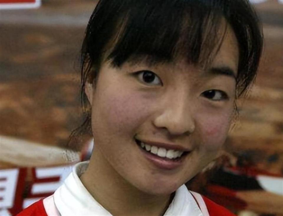曾是上海顶流歌手 娶小27岁朋友女儿为妻 现在63岁已是歌厅老板