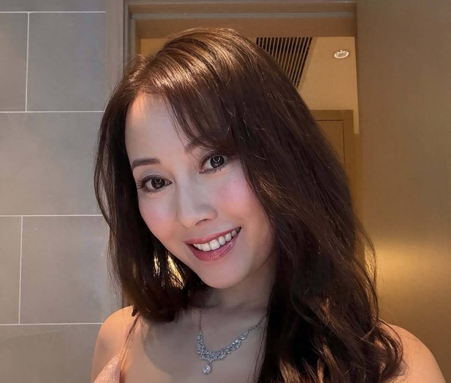 港知名女星秀丰满身材险走光 被指修图严重 真人和照片两个样
