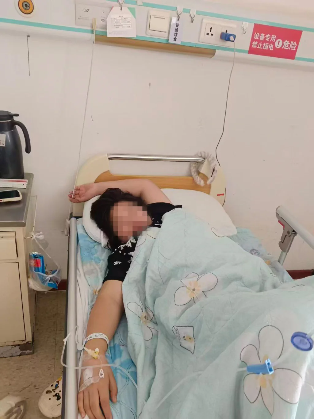 初二女生遭同学围殴后出现抑郁症状 警方介入调查