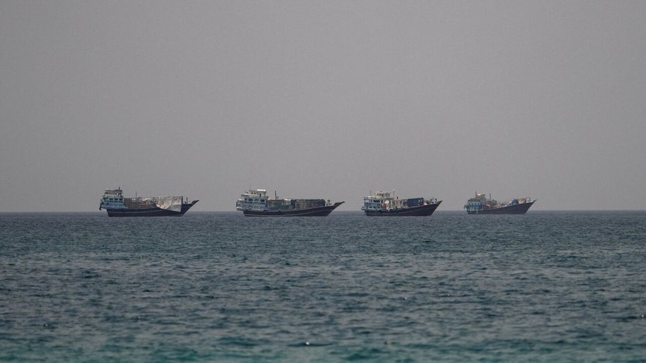 多艘船舶7月1日驻泊荷莫兹海峡靠近阿曼一侧沿岸。 路透