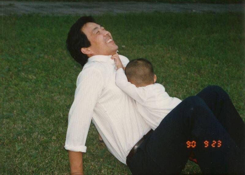 薄熙来之子薄瓜瓜在社群平台公开与父亲的旧照。 (图撷取自社群平台x)
