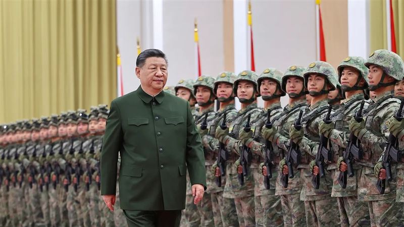 面对中国武力威胁,美国军事媒体《War on the Rocks》分析指出,解放军若欲成功攻台,需在同一场战役中连续完成「3大从未」被执行的军事任务,包括强行两栖登陆、现代化防空系统下的空降作战与长距离空中突击,难度堪称登天。 (图/翻摄自新华社)