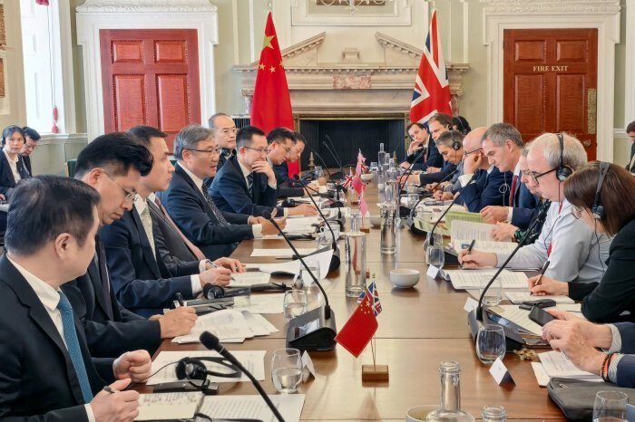 当地时间7月2日,大陆商务部长王文涛与英国商贸大臣凯尔在伦敦共同主持召开中英经贸... 当地时间7月2日,大陆商务部长王文涛与英国商贸大臣凯尔在伦敦共同主持召开中英经贸...