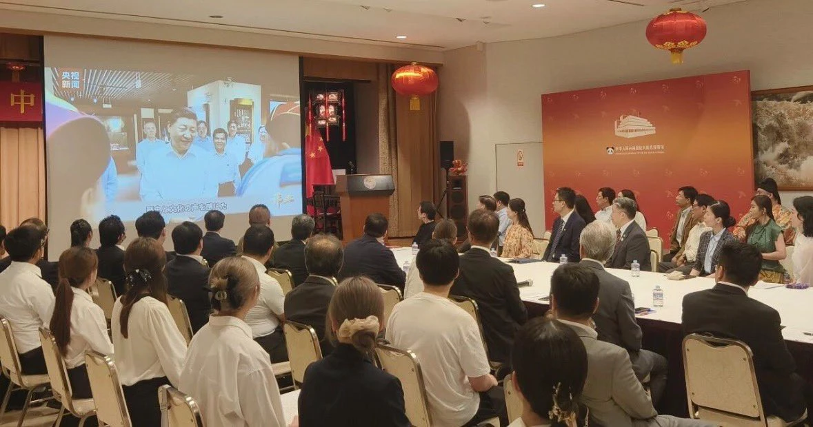 薛剑在演说中介绍「系统介绍「习近平新时代中国特色社会主义思想的卓越理念与深刻内涵」。 (取自中国驻大阪总领事馆)