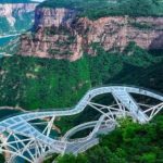 吓傻！中国5A景区“玻璃步道”被一把雨伞扎裂