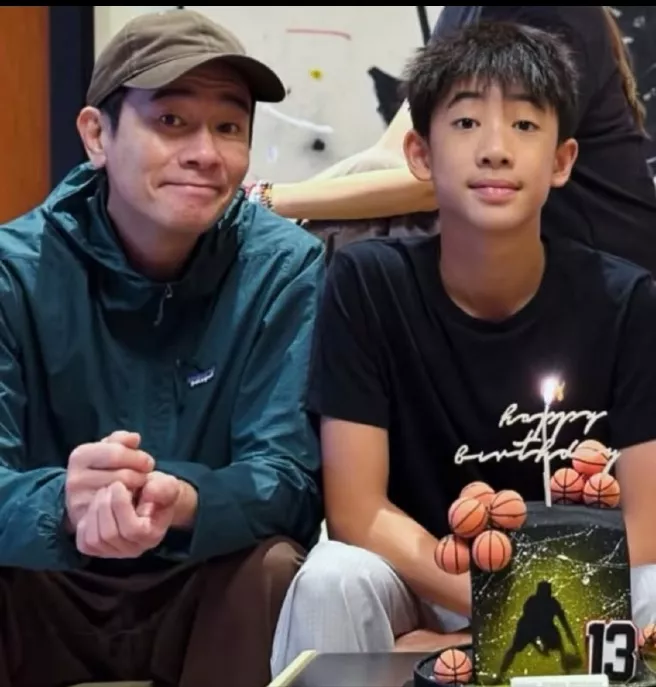 陈小春儿子13岁生日照曝光,1家6口好温馨