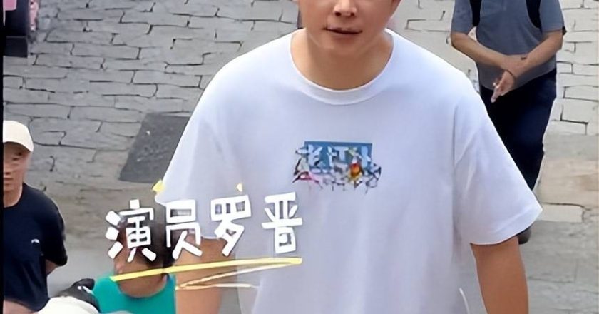 45岁罗晋爬山生图曝光 嘴唇发黑秃头明显 表情呆滞看东西带泪光