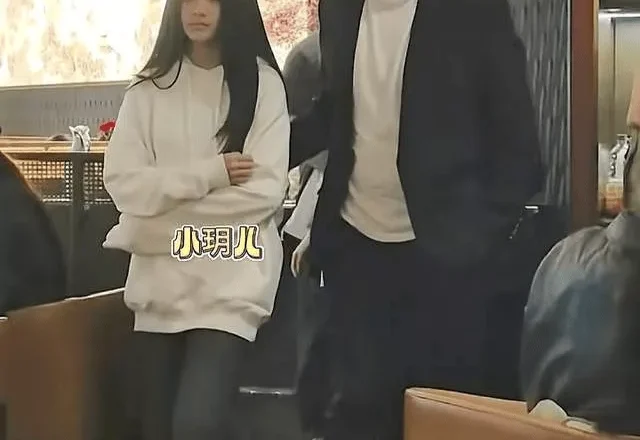 汪小菲开豪车带女儿北京逛街,12岁小玥儿身高突出