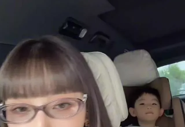 郭碧婷一家与夕又米北京游玩,女儿好粘向佐