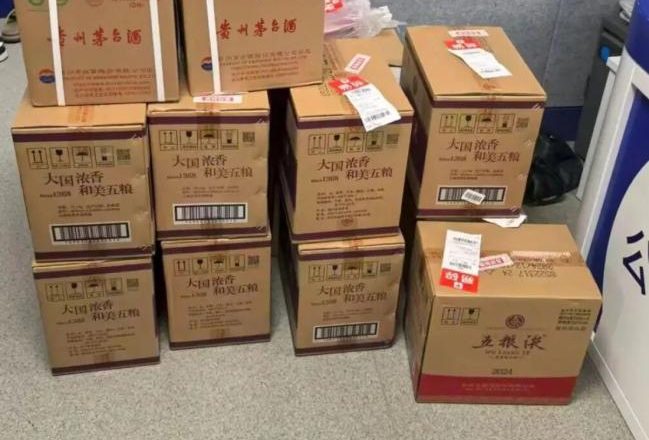 上海夫妻签收15箱茅台五粮液 快递员报警立大功
