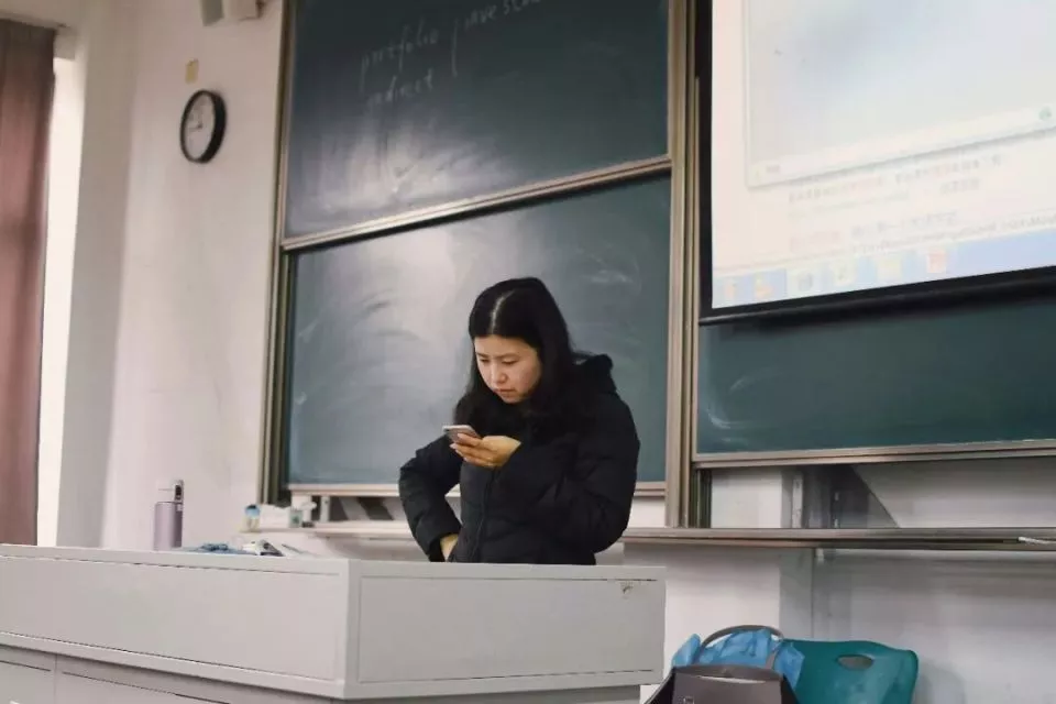 被推着去“赛课”的年轻老师,获得一等奖后辞职了